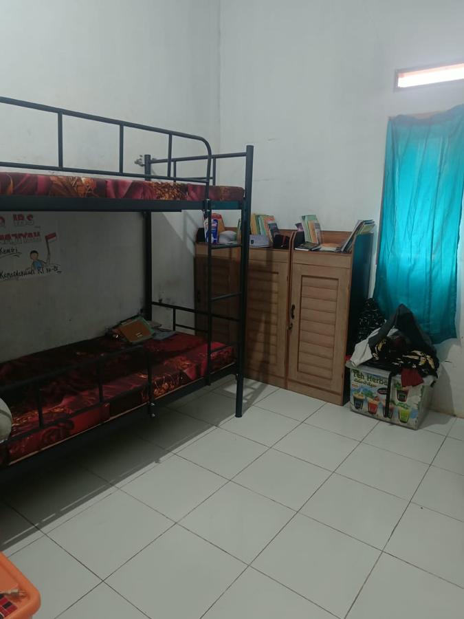 Kamar asrama dengan ranjang susun dan lemari