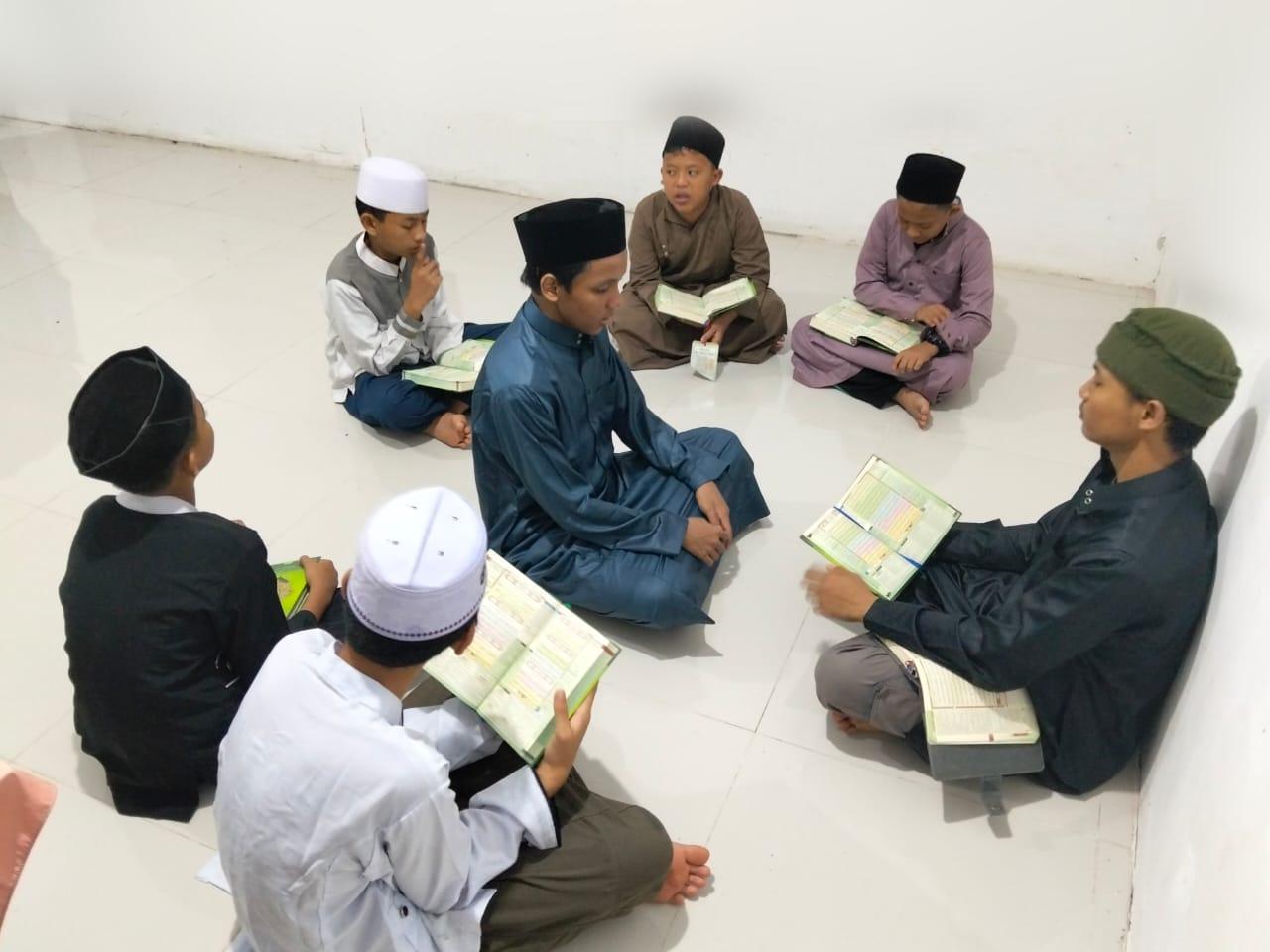 Halaqah tahfidz santri bersama ustadz