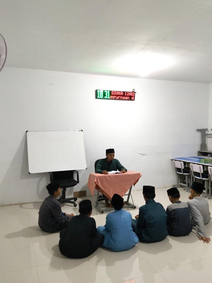 Santri duduk di hadapan ustadz dalam sesi setoran dan kajian