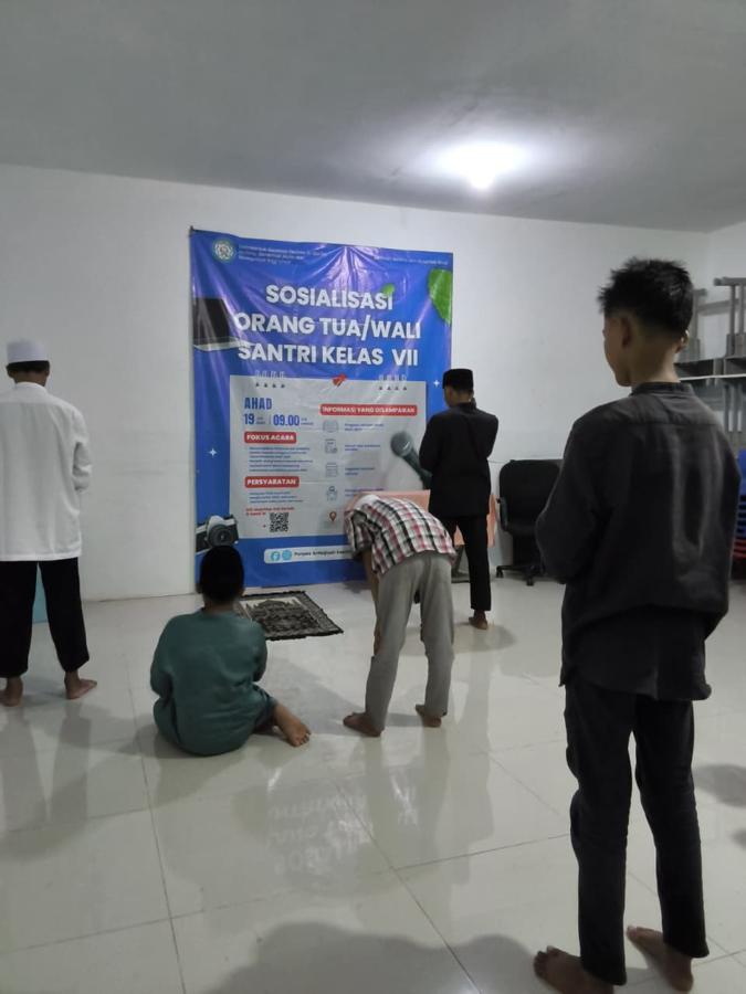 Santri melaksanakan shalat di musholla